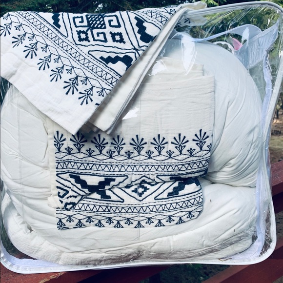 French connection queen comforter and 2 shams - Picture 3 of 4